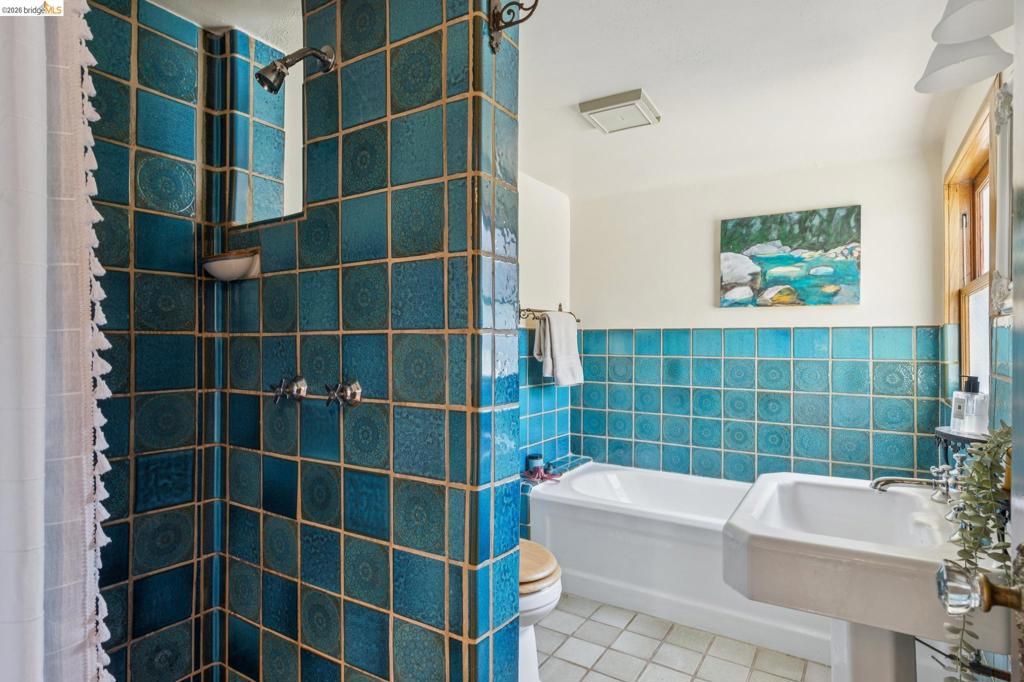 Image 37 of property listing at 19 Veteran Way, Oakland, CA 94602