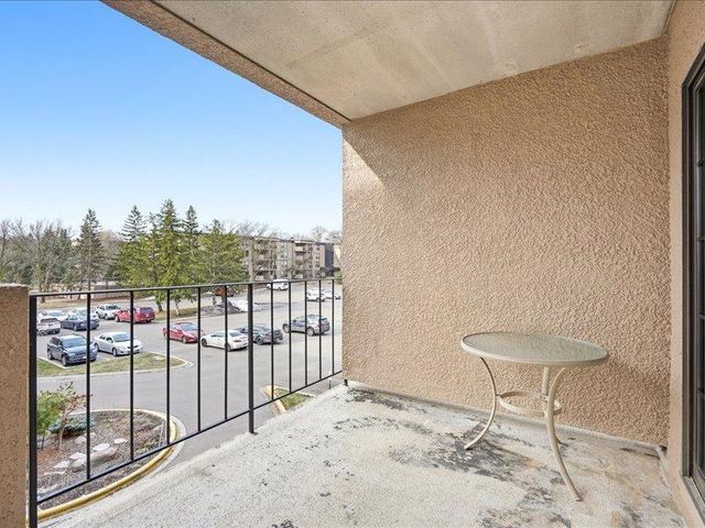 6670 Vernon Avenue S 202, Edina, MN 55436