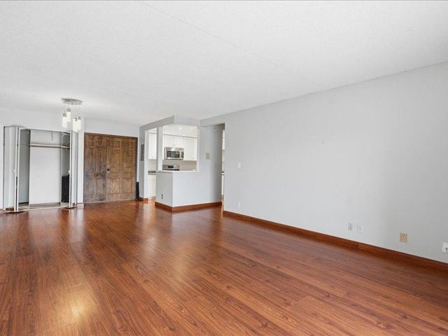 6670 Vernon Avenue S 202, Edina, MN 55436