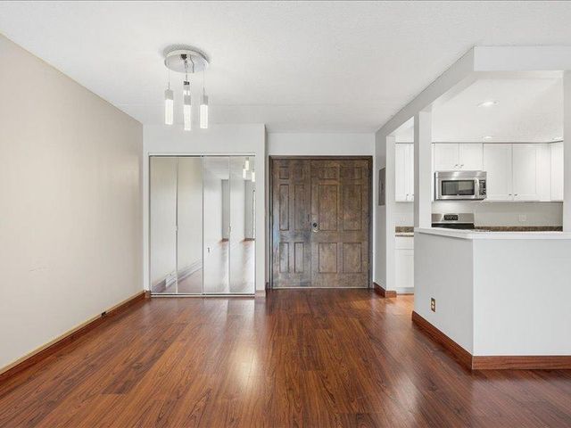 6670 Vernon Avenue S 202, Edina, MN 55436