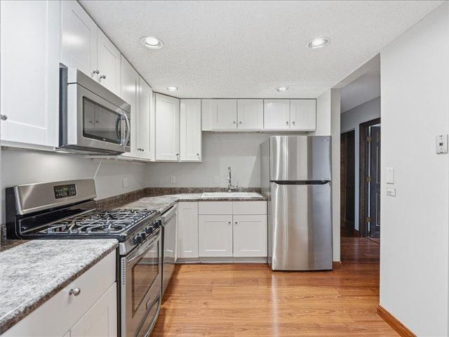 6670 Vernon Avenue S 202, Edina, MN 55436