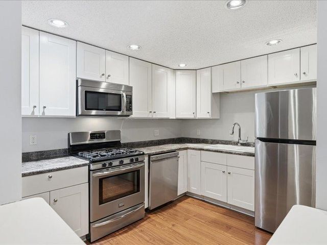 6670 Vernon Avenue S 202, Edina, MN 55436