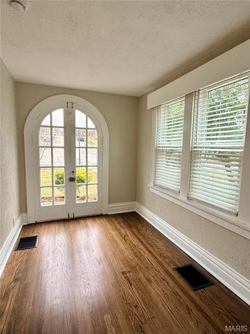 543 N Central Avenue, University City, MO 63130