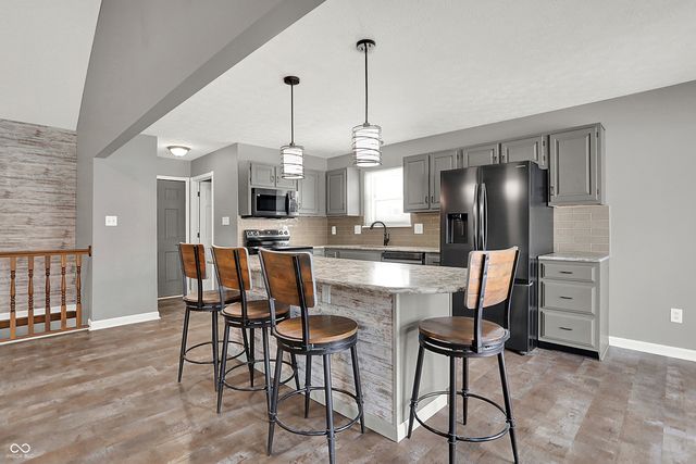 7929 Meadow Bend Circle, Indianapolis, IN 46259