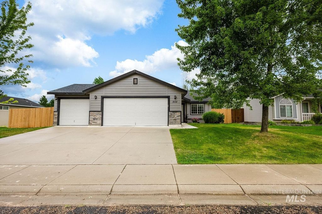 956 S Hebgon Lake Ave, Middleton, ID 83644
