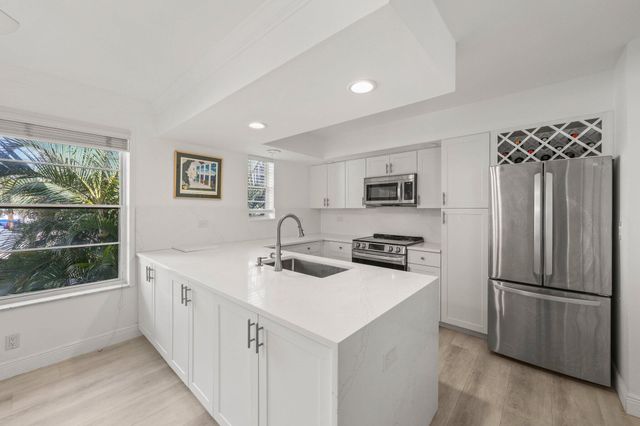 664 FORSYTH Street 6, Boca Raton, FL 33487