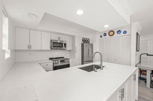 664 FORSYTH Street 6, Boca Raton, FL 33487