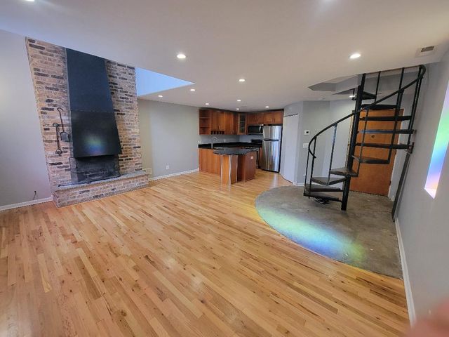 160 W BURTON Place 2R, Chicago, IL 60610