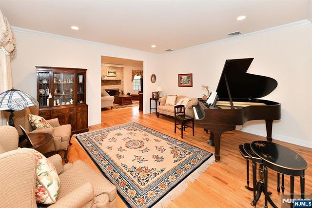 34 Walsh Drive, Mahwah, NJ 07430