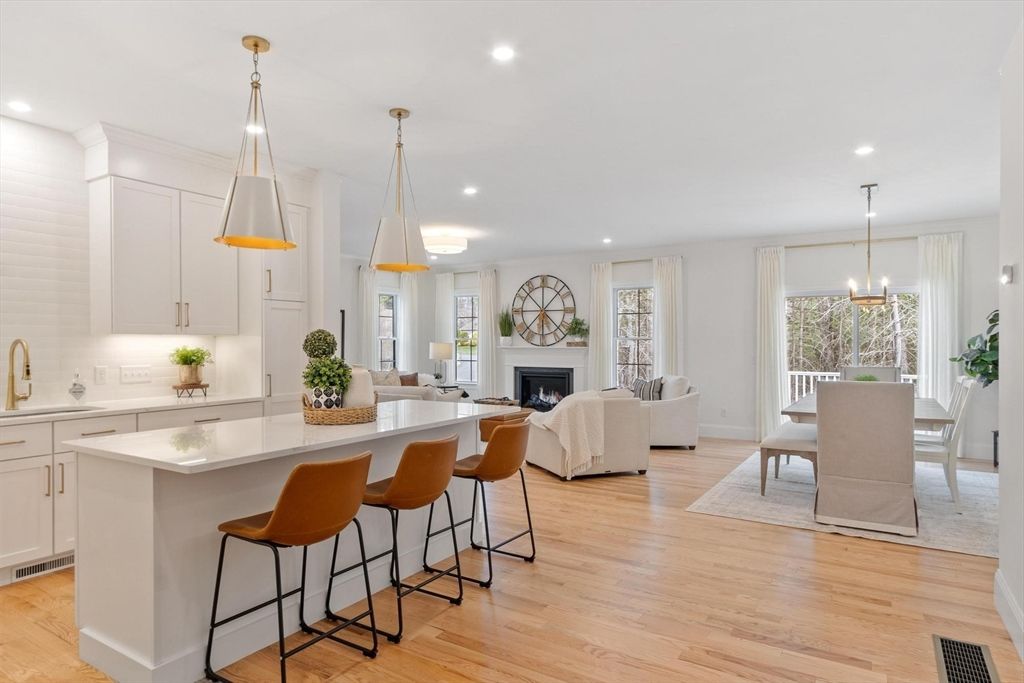 89 Oliver Pond Circle 4, Franklin, MA 02038