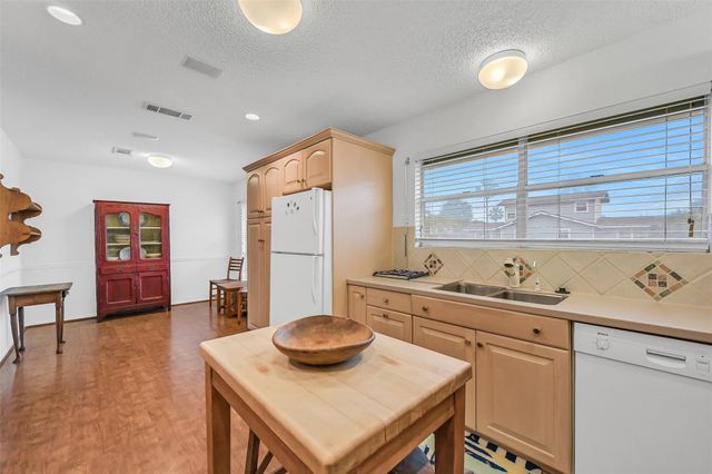 3512 Muscatee Circle, Galveston, TX 77554