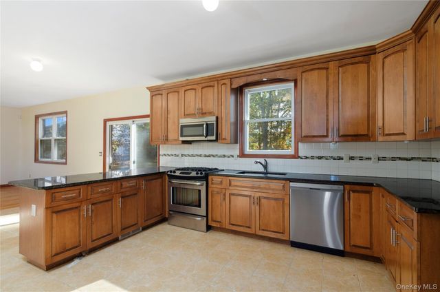 59 Mastro Road, Calverton, NY 11933