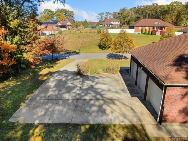 59 Mastro Road, Calverton, NY 11933