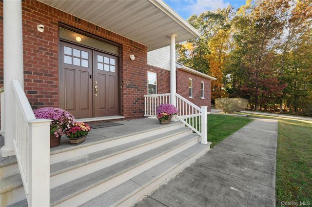 59 Mastro Road, Calverton, NY 11933