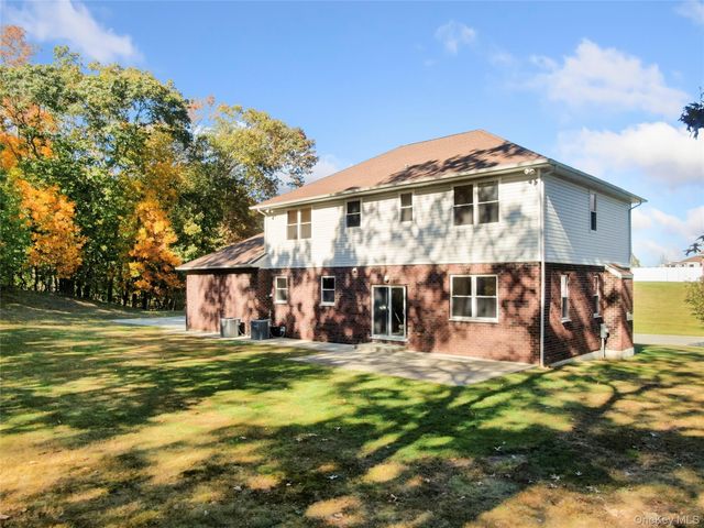 59 Mastro Road, Calverton, NY 11933