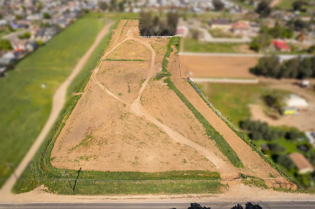 Image 1 of property listing at 0 Clinton Avenue, Fresno, CA 93722