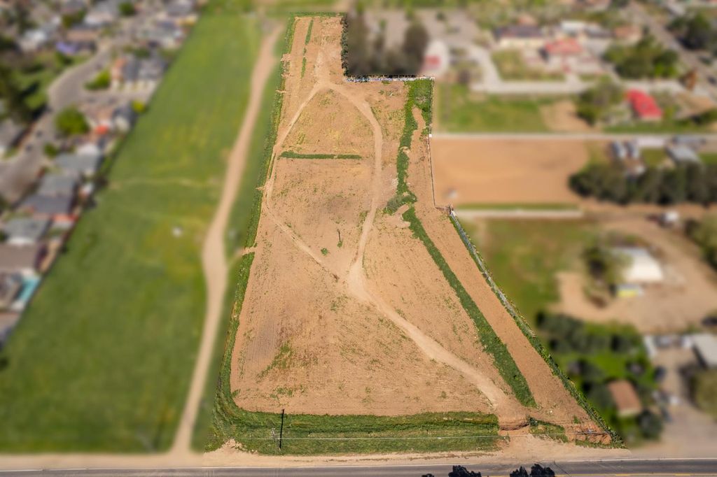 Image 2 of property listing at 0 Clinton Avenue, Fresno, CA 93722