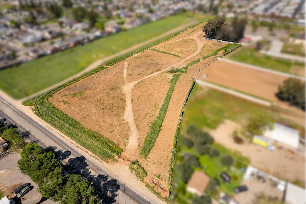 Image 4 of property listing at 0 Clinton Avenue, Fresno, CA 93722