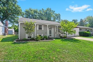 2370 Roselawn Street, Wolverine Lake, MI 48390