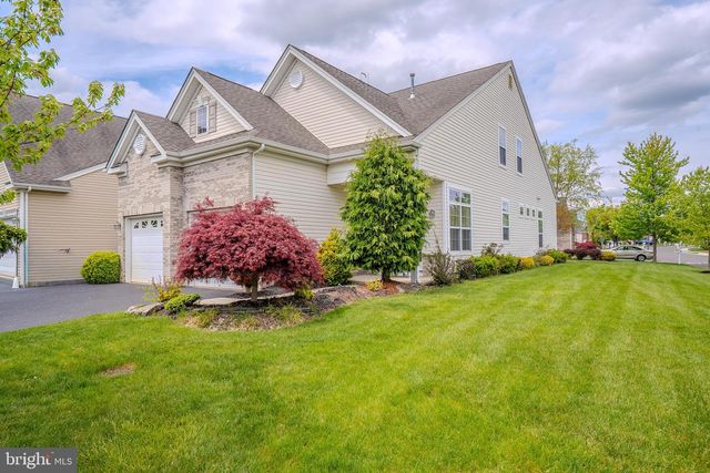 2 DIAMOND SPRING DR, Monroe Twp, NJ 08831