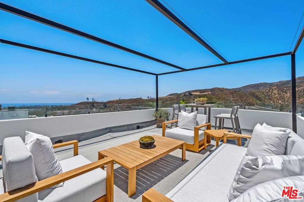 Image 10 of property listing at 1535 Umeo Road, Los Angeles, CA 90272