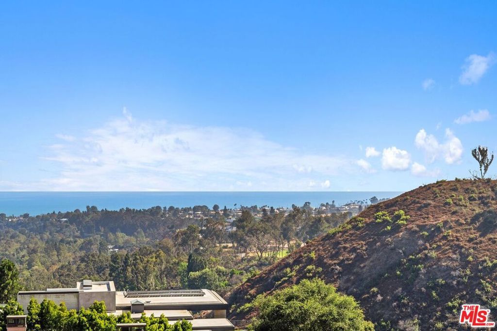Image 11 of property listing at 1535 Umeo Road, Los Angeles, CA 90272