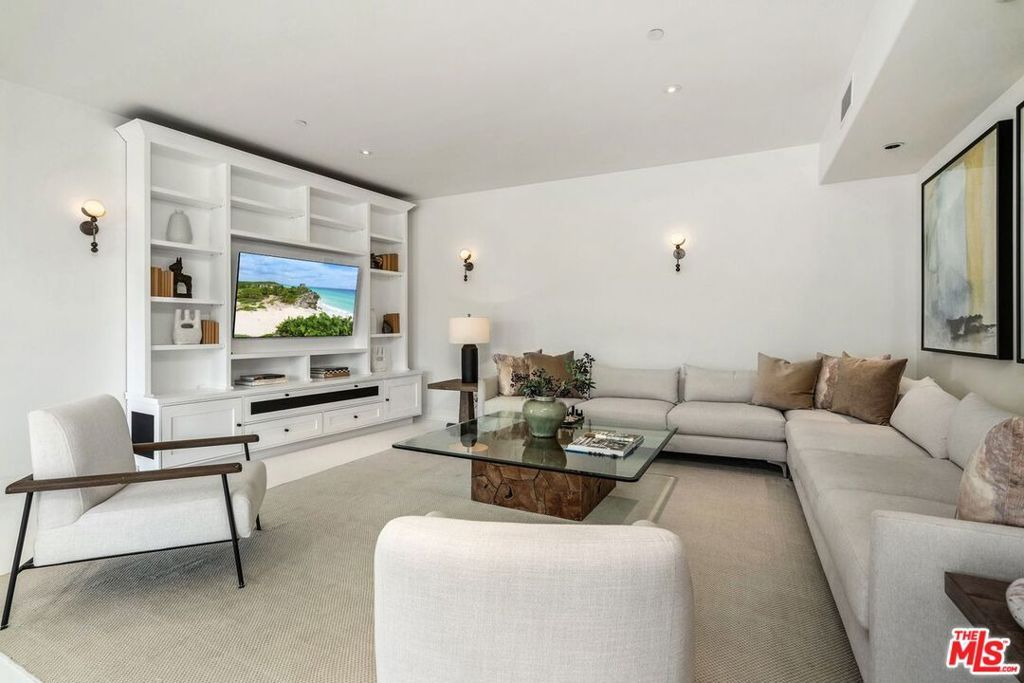 Image 21 of property listing at 1535 Umeo Road, Los Angeles, CA 90272