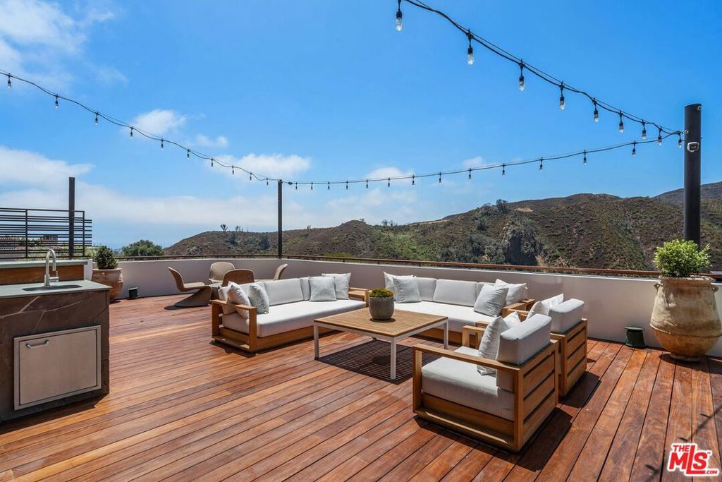 Image 26 of property listing at 1535 Umeo Road, Los Angeles, CA 90272