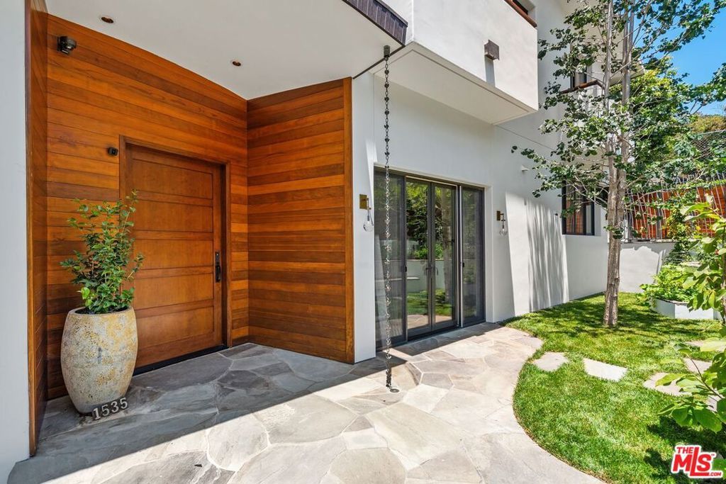 Image 3 of property listing at 1535 Umeo Road, Los Angeles, CA 90272