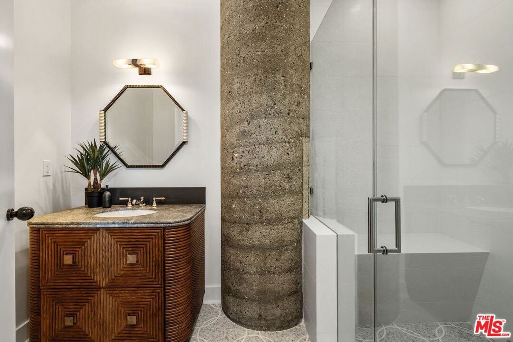 Image 33 of property listing at 1535 Umeo Road, Los Angeles, CA 90272