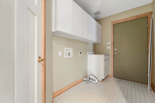 6916 Capitol View Court, Johnston, IA 50131
