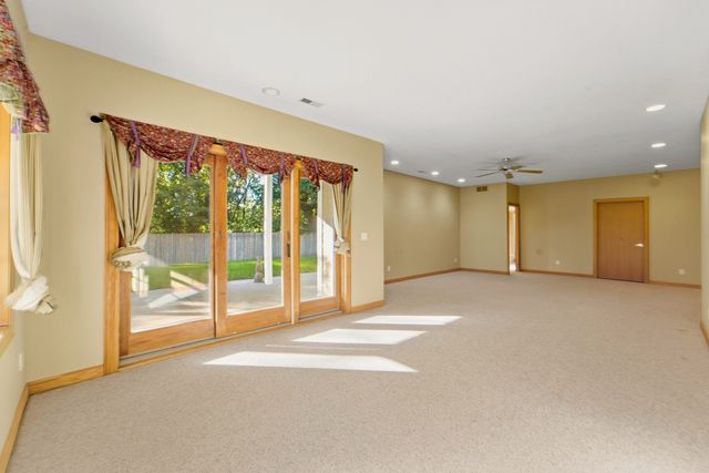 6916 Capitol View Court, Johnston, IA 50131