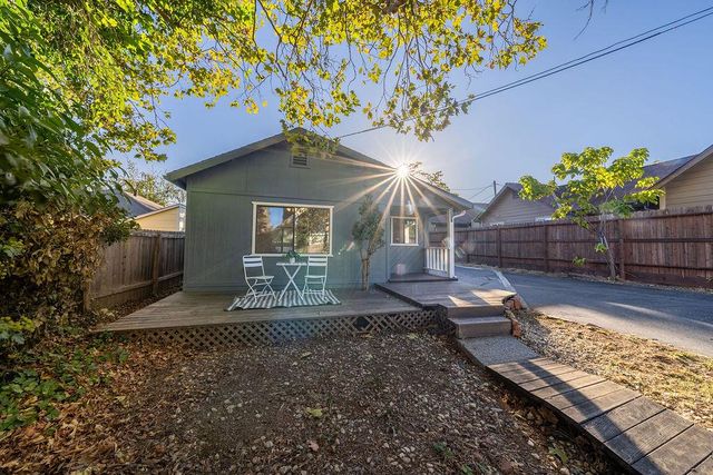 134 Catalpa Ln, Grass Valley, CA 95945