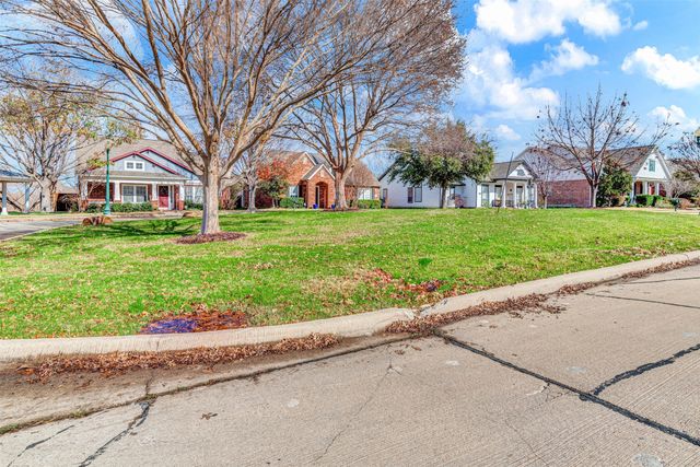 1716 Ivy Lane, Carrollton, TX 75007
