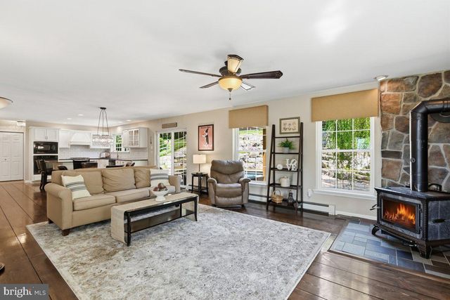 569 DEERFIELD DR, Nazareth, PA 18064