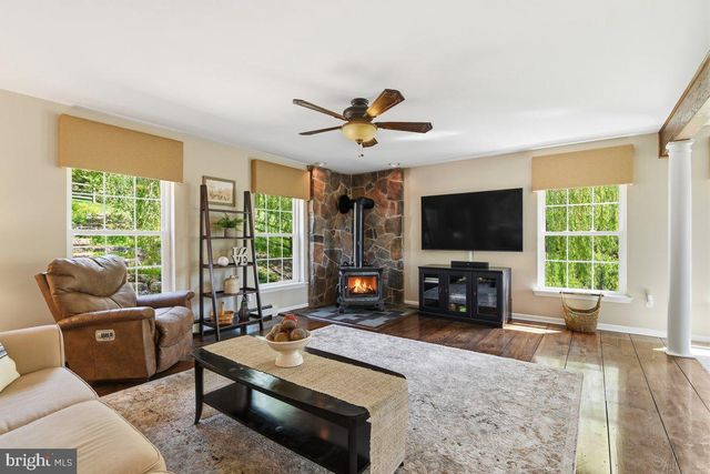 569 DEERFIELD DR, Nazareth, PA 18064