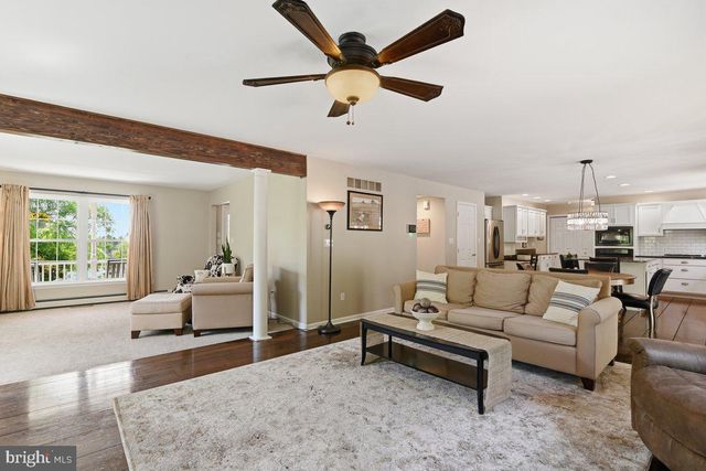 569 DEERFIELD DR, Nazareth, PA 18064