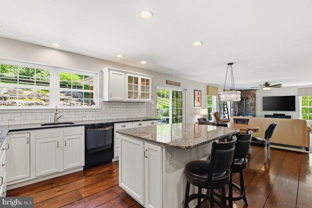569 DEERFIELD DR, Nazareth, PA 18064