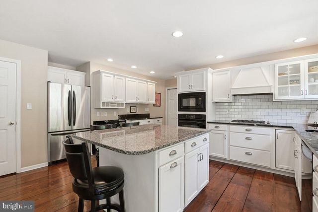 569 DEERFIELD DR, Nazareth, PA 18064