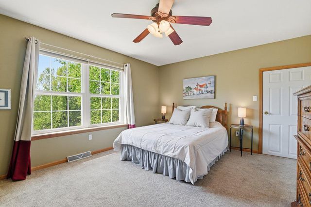 569 DEERFIELD DR, Nazareth, PA 18064