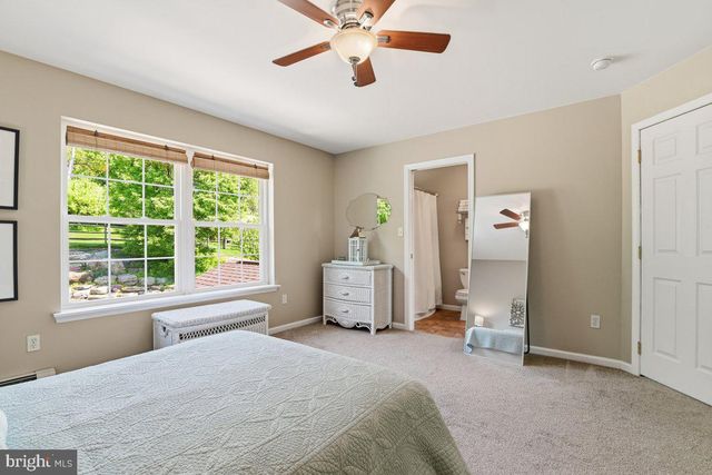 569 DEERFIELD DR, Nazareth, PA 18064