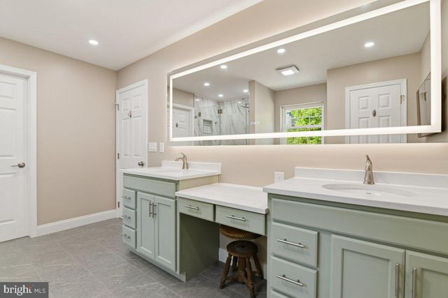 569 DEERFIELD DR, Nazareth, PA 18064