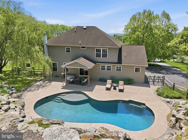 569 DEERFIELD DR, Nazareth, PA 18064
