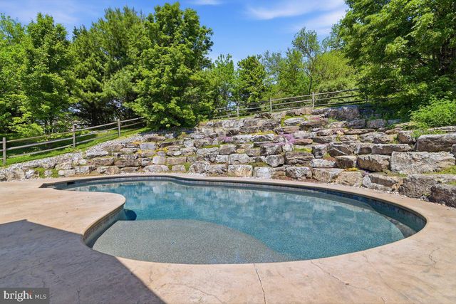 569 DEERFIELD DR, Nazareth, PA 18064