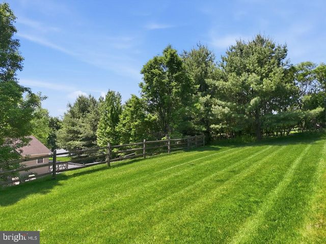 569 DEERFIELD DR, Nazareth, PA 18064