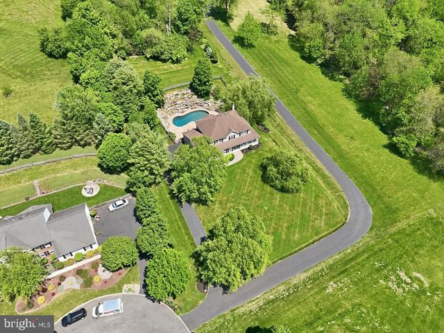 569 DEERFIELD DR, Nazareth, PA 18064