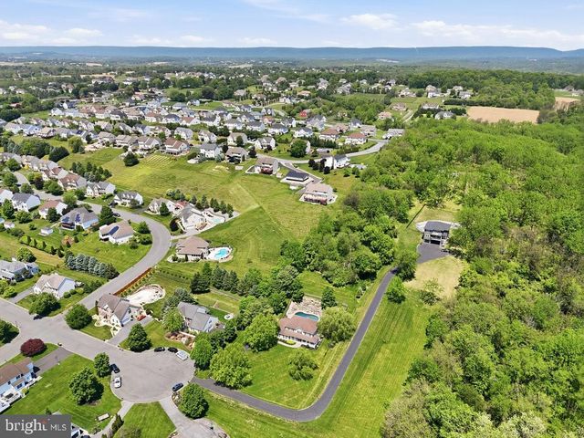 569 DEERFIELD DR, Nazareth, PA 18064