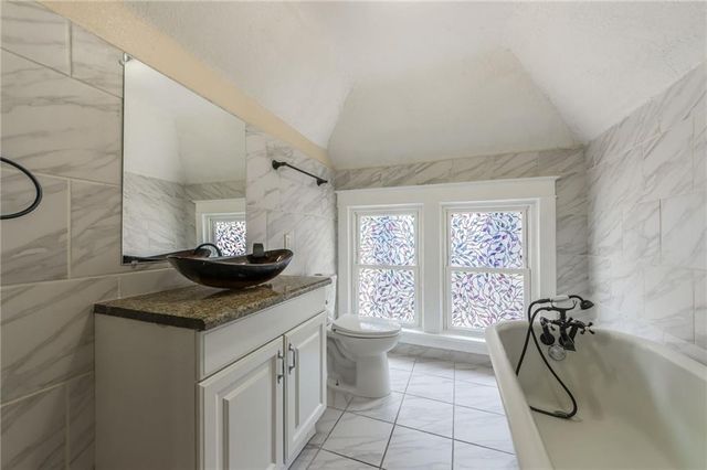 3810 Wyandotte Street, Kansas City, MO 64111