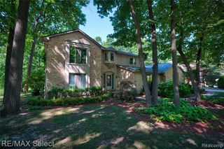 1320 Kings Carriage Road, Grand Blanc, MI 48439