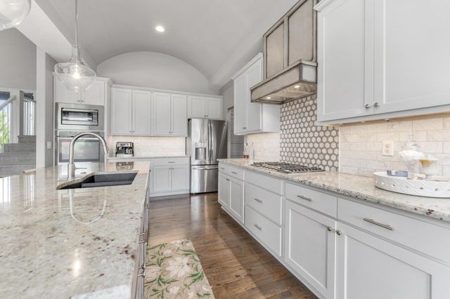 1619 N Lakeside Dr, Andover, KS 67002